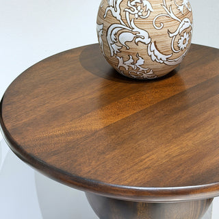 Tercio side table in African mahogany, close detail of the top and frame
