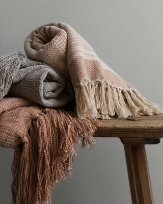 Loloi: Anna CollectionT1005 MH BLUSH / IVORY Throw Blanket