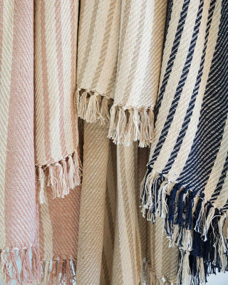 Loloi: Lora Collection T1004 MH BLUSH / IVORY Throw Blanket