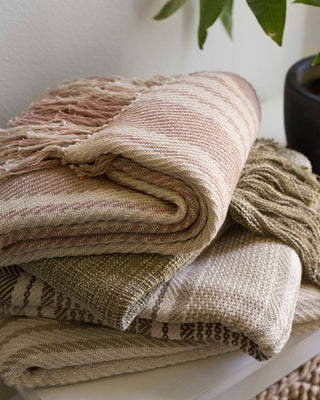Loloi: Lora Collection T1004 MH BLUSH / IVORY Throw Blanket