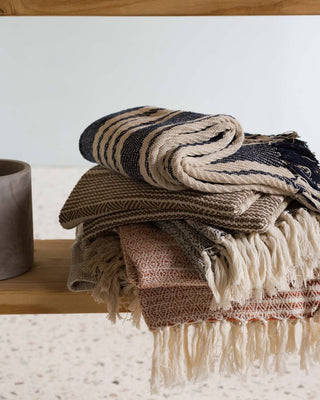 Loloi: Lora Collection T1004 MH NAVY / IVORY Throw Blanket